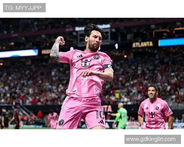 足球明星亲自赠送球衣给粉丝传递温暖与激情的感人时刻